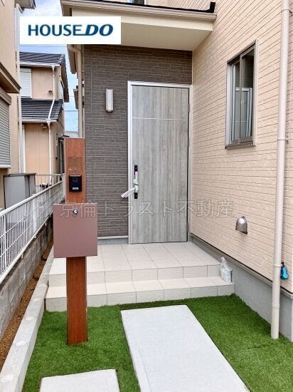 エントランスにはインターホンとポストが一体になったスマートな機能門柱が設置されています。