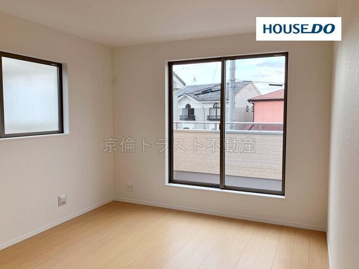 南東の洋室7.5帖はバルコニーに面した明るいお部屋です。大容量のクローゼットもあり、主寝室にピッタリのお部屋です!