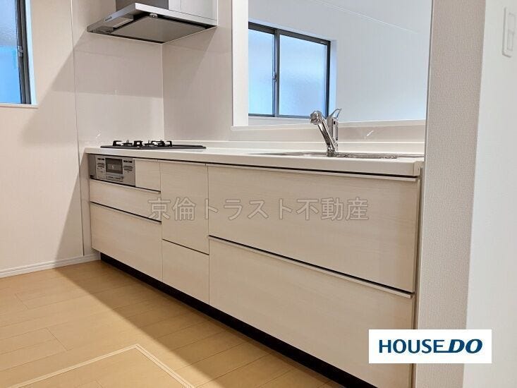 対面式キッチンですので、お子さまを見守りながら料理ができます♪洗面所への動線も良く、家事が効率よくはかどりそうです◎