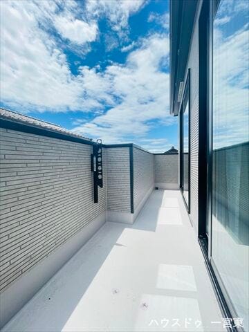明るい日差したっぷりのバルコニーです♪こんな天気の良い日は気持ち良く洗濯物を干せますね。