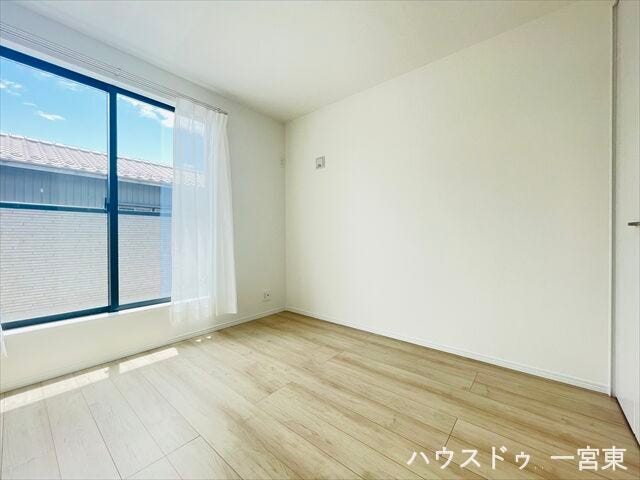【5.2帖東】大きな窓からたっぷりの日差しが入り、明るいお部屋になっています。