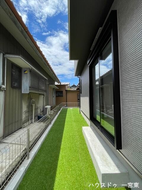 人工芝のお庭は砂で汚れることがないので、雨の日も泥が付かないのが良いところです。
