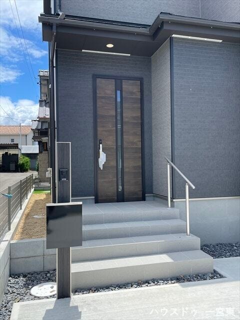 【玄関ポーチ】訪問者を優しく迎える玄関ポーチです。傘を差しての出入りも安心で、毎日の暮らしに便利さをプラスします。