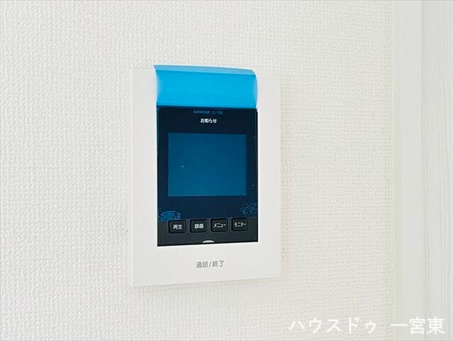 【モニター付きインターホン】来客対応をスマートにしながら、安全性も高める便利な設備。日常の安心感をプラスします。
