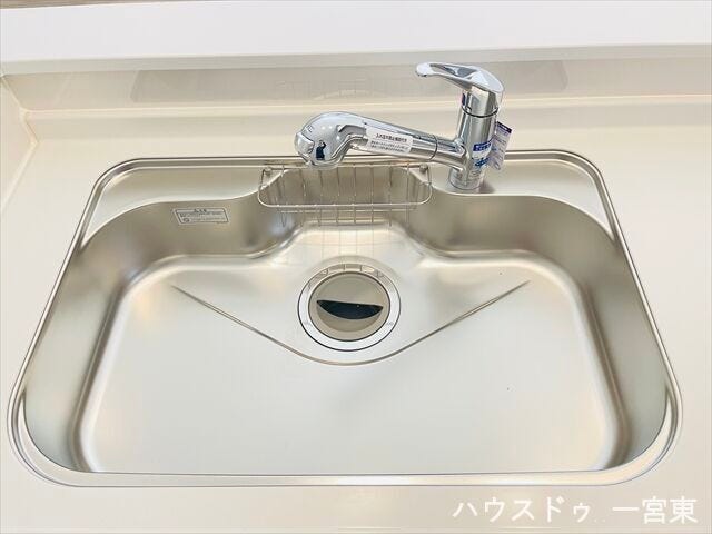 【シンク】耐久性が高く、サビや汚れに強いステンレスシンクは、手入れが簡単で清潔さを保ちやすいのが魅力です。
