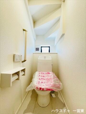 明るく、清潔感のあるトイレです。棚には雑貨を飾ったり、観葉植物を置いても良いですね。