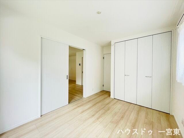 【1階6帖】扉を開けておけばリビングと繋がる空間になります。来客時やお子様の遊び場など、シーンに合わせて用途を変えられる便利な間取りです。