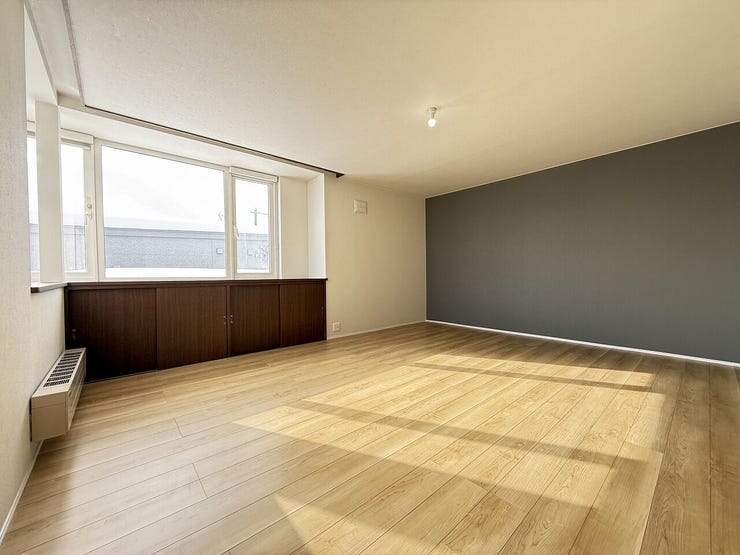 ◆洋室12.3帖◆
約12.3帖の広々とした洋室は、、明るく開放感のある空間♪