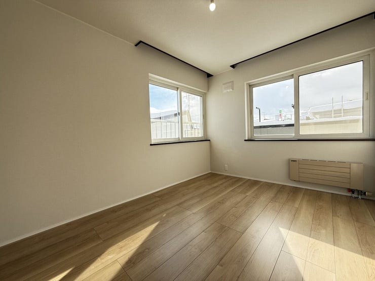 ◆洋室6帖◆
窓が多く、風通しの良い6帖洋室♪明るく心地よい空間で、家具配置の自由度も高いお部屋です!