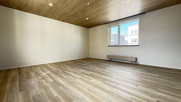 ◆洋室15.1帖◆
15.1帖の洋室は、お部屋としても事務所としても習い事の教室
としても使用できる嬉しい広さです!