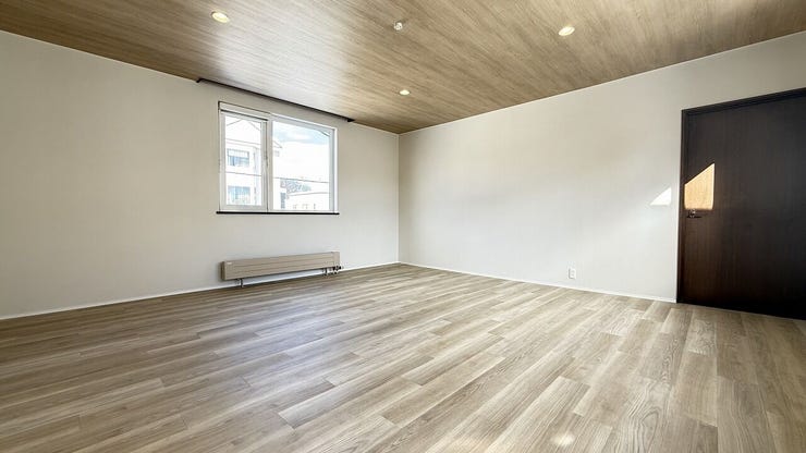 ◆洋室15.1帖◆
ダウンライトを設けることで天井まわりがすっきり!おしゃれで使い勝手の良い空間です♪