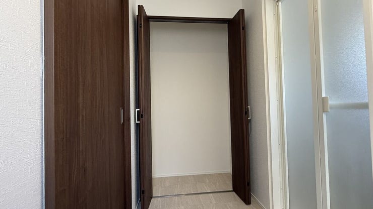 ◆洗面所収納◆
洗面所には収納スペースを確保しており、タオルや洗剤、日用品をすっきり整理できます!