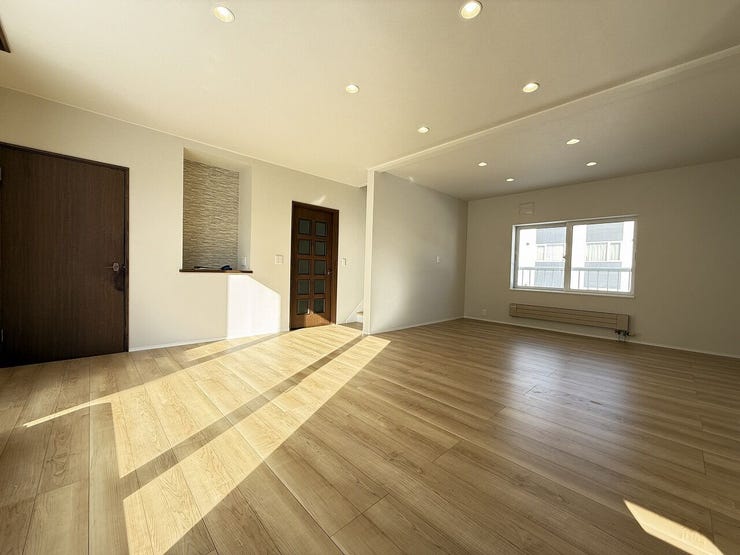 ◆LDK16帖◆
開放感あふれる広々としたLDKは、温かみのある木目フローリングが印象的!
ダウンライトを採用した天井が、空間全体をすっきりと明るく演出します♪