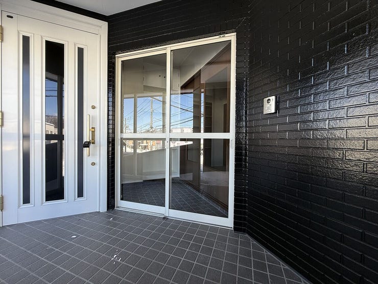 ◆玄関◆
用途に応じて使い分けができる玄関2箇所の設計!二世帯や事務所兼住居としてもおすすめです♪