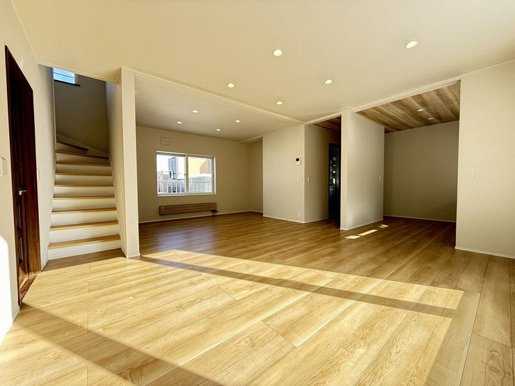 ◆LDK16帖◆
階段と一体となった設計で、家族の気配を感じながら過ごせる心地よいリビング空間!