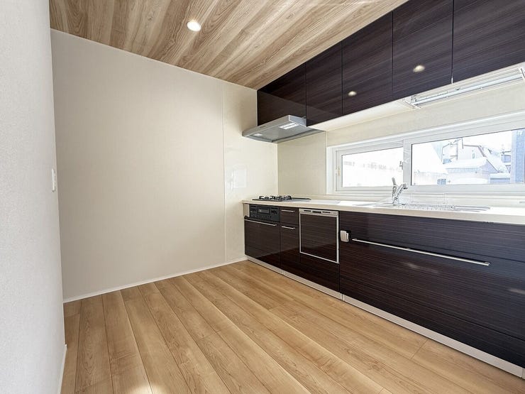 ◆キッチン◆
三口コンロ付きで同時調理が可能な使い勝手の良いキッチン!