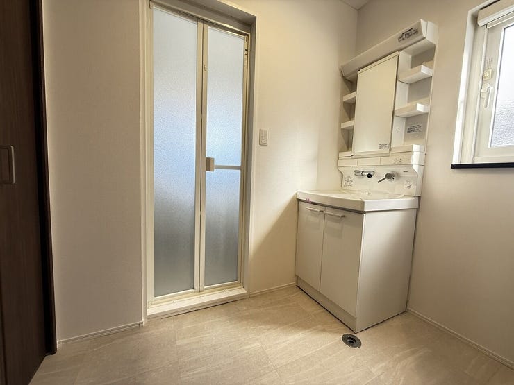 ◆洗面所◆
清潔感のある洗面所には、使い勝手の良い洗面台を設置。身支度や手洗いがしやすく、毎日の生活を快適にサポートします!