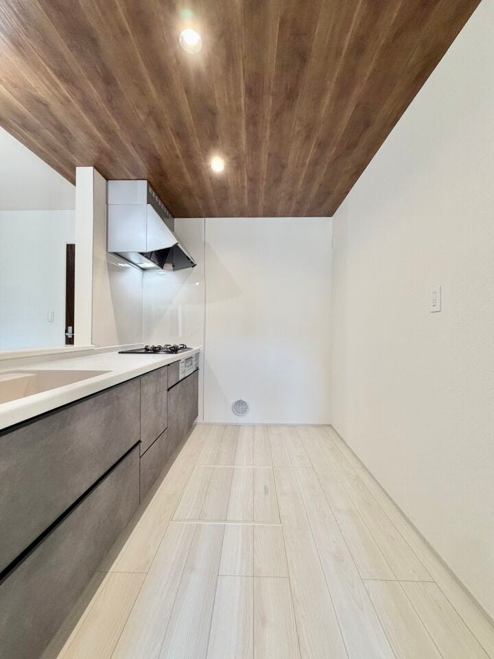 キッチンまわりも広さを意識して設計しましたので、動線が比較的スムーズです。