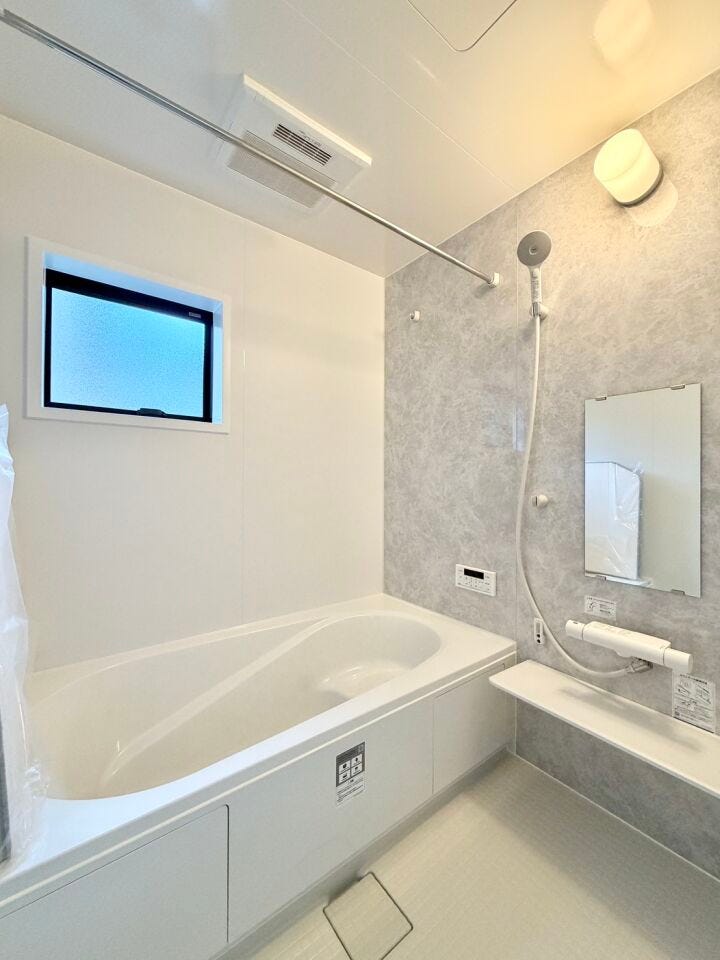 広々1坪タイプのゆったり浴室♪明るい色調のユニットバスで日ごろの疲れを癒しましょう♪