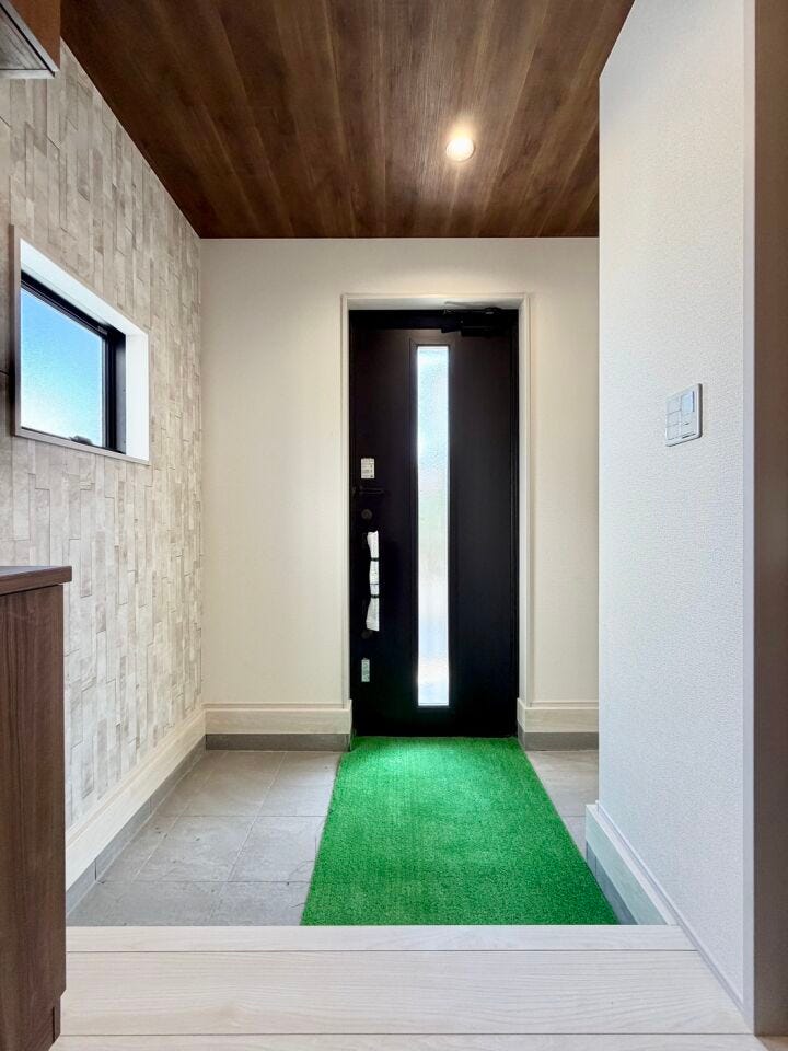 高級感あふれるアクセントクロス♪こだわりの玄関です♪