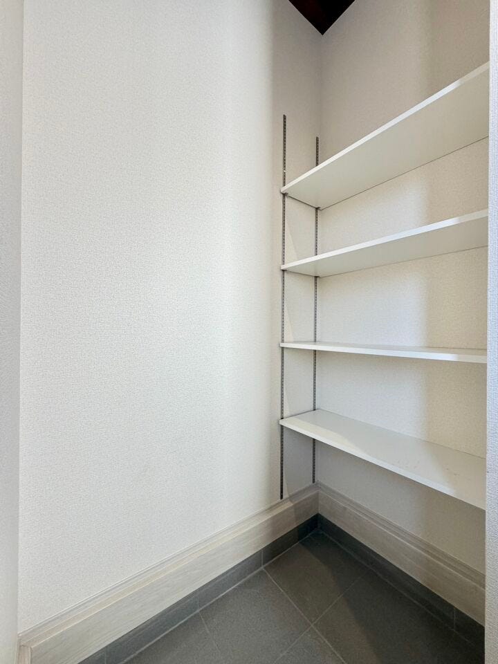 〈シューズインクローク〉ベビーカーはもちろん、お子様の砂場グッズや、野球やサッカーなどの屋外で使うスポーツ道具の収納場所としても活用できます。