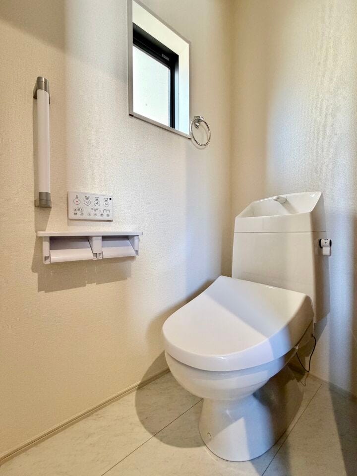 〈1階トイレ〉お手入れしやすい温水洗浄便座で、毎日快適♪