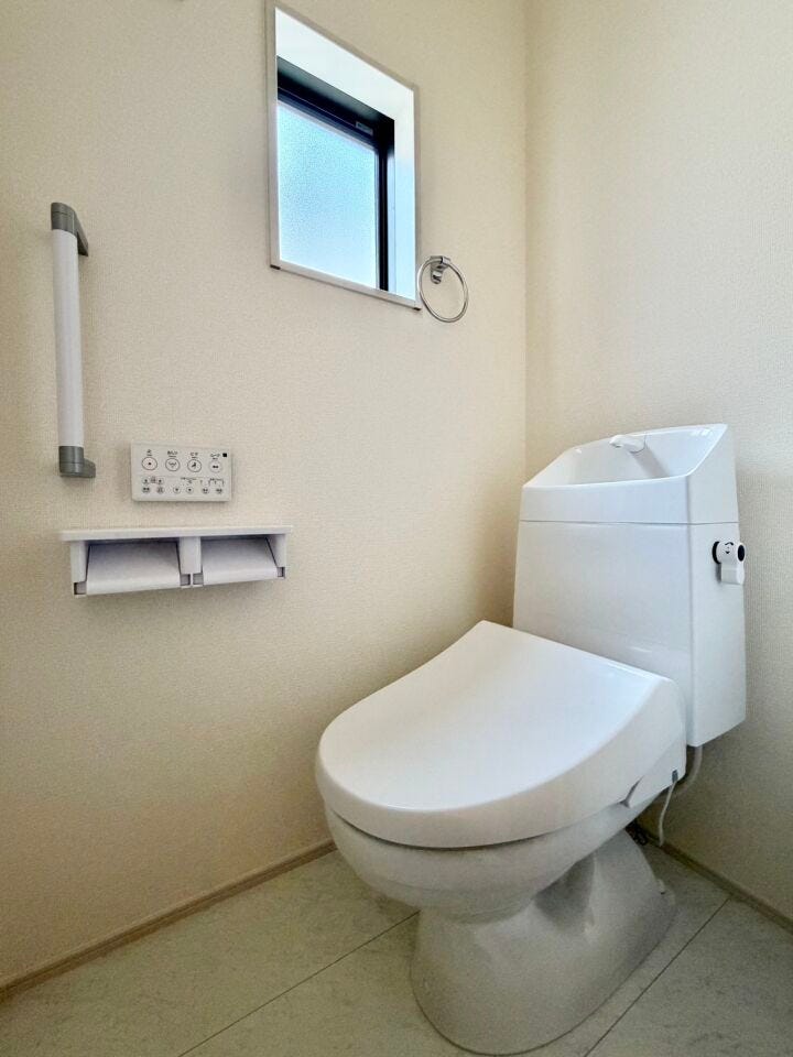 〈2階トイレ〉お手入れしやすい温水洗浄便座で、毎日快適♪