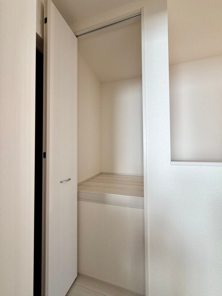 〈2階廊下収納〉デッドスペースも無駄にしません!豊富な収納で快適空間を保ちます♪