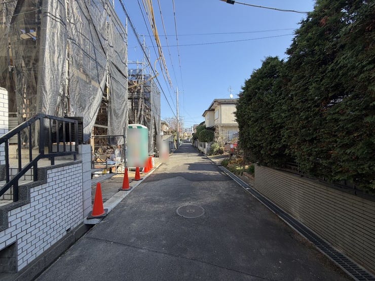 豊かな緑が雑音を消してくれるよう。眺めて景色良く、住んで静かな環境