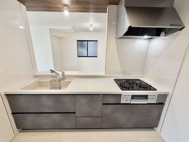 料理をしながら家族と会話を楽しめる対面キッチン♪収納もたっぷりあるのできれいを保てます♪