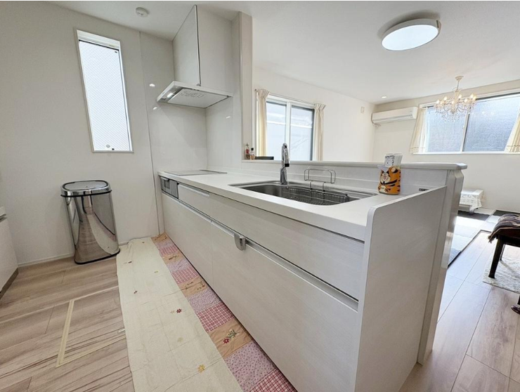 リビングが見える対面キッチン♪窓があり明るく開放的です