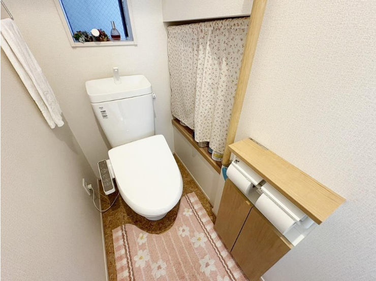 トイレは窓付きで換気がしやすいです。収納スペースもあります!