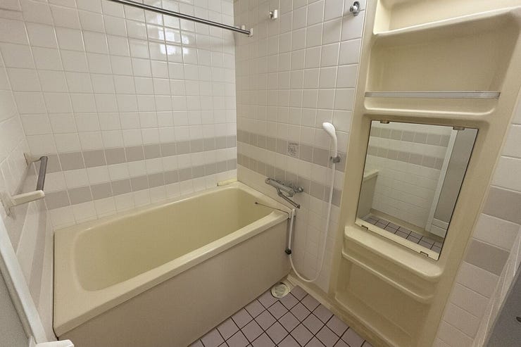 シンプルな浴室には、収納スペースがあり、シャンプーや洗面用具もすっきり。壁はタイル調なので掃除がしやすいのもポイントです。
【 ※画像はAI加工により荷物等を消去しています。 】