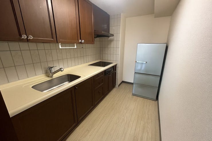 システムキッチンはスペースがしっかりあり、ご家族で一緒に料理を楽しむことも可能です♪
【 ※画像はAI加工により荷物等を消去しています。 】