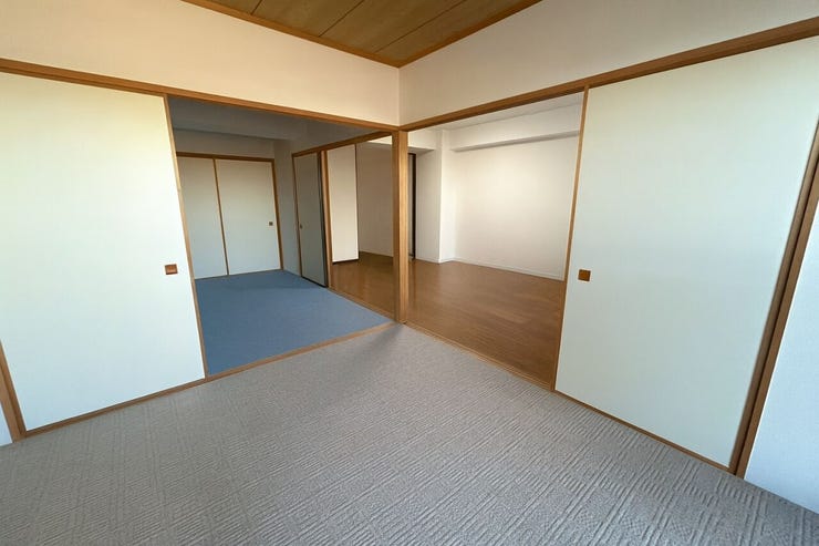 6帖の和室は、引き戸を開けてお部屋を広くすることも可能です。
【 ※画像はAI加工により荷物等を消去しています。 】