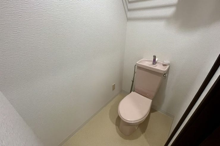 シンプルで清潔感のあるトイレ。水回りが固まっており動線がシンプルなため生活がしやすいです。
【 ※画像はAI加工により荷物等を消去しています。 】