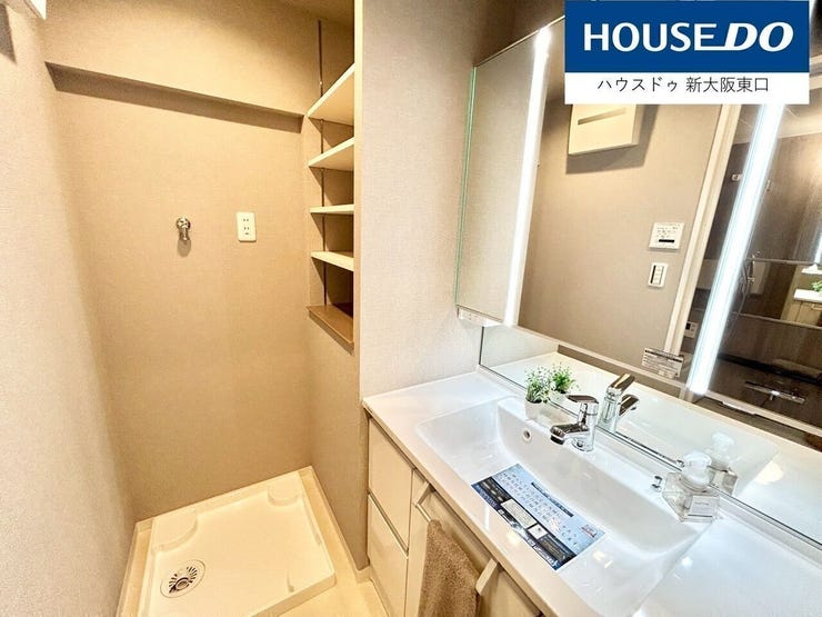 収納力もばっちりな広々洗面スペース★縦型照明付き♪