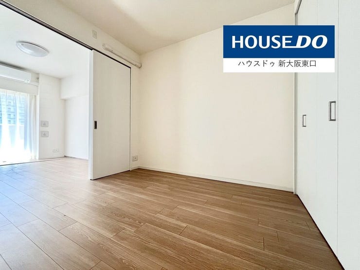 こちらの洋室にも南側の光がしっかりと入ります。