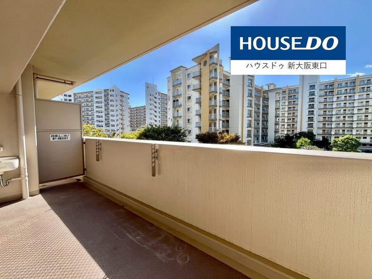 バルコニー側には高い建物がなく、抜けています。