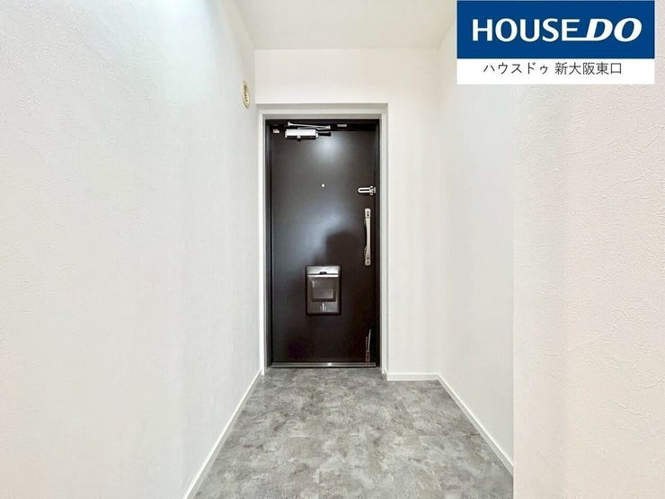 広い玄関なので、お気に入りの靴棚等が置けますよ。