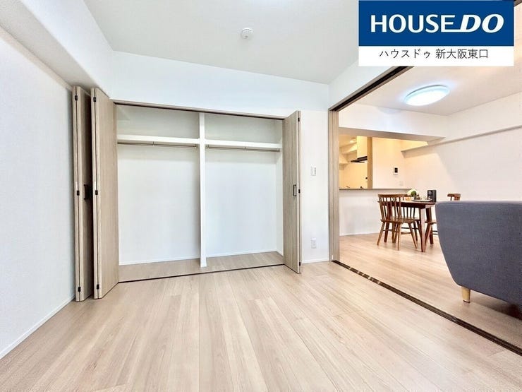 5.8帖の洋室です。
東向きにバルコニーがあります。
右は12.6帖のLDK です。