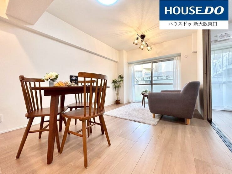 12.6帖のLDKです。
東向きにバルコニーがあり陽当たり良好です。右は5.8帖の洋室です。