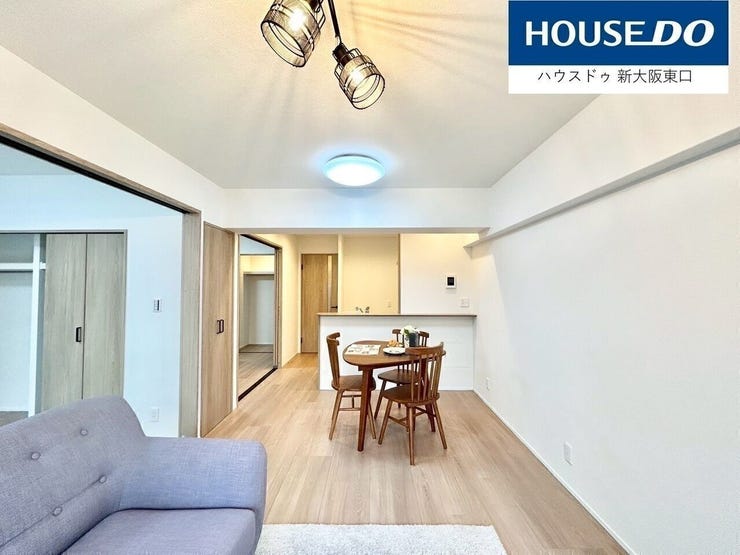 12.6帖のLDKです。
東向きにバルコニーがあり陽当たり良好です。
左手前はは5.8帖の洋室です。
左奥はは5帖の子供部屋です。