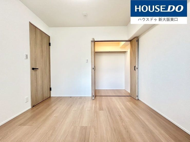 5.8帖の寝室です。
クローゼットと西向きの窓があります。