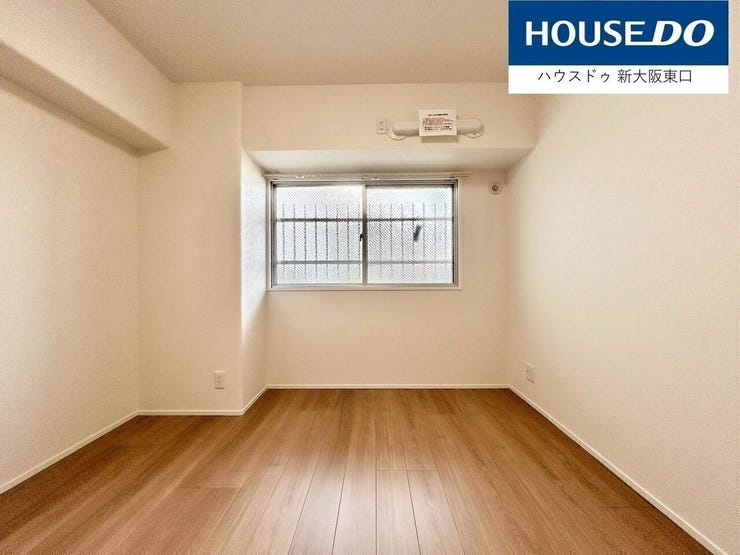 5.8帖の寝室です。
クローゼットと西向きの窓があります。