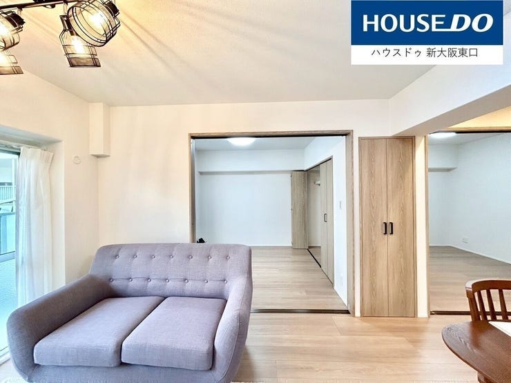 12.6帖のLDKです。
東向きにバルコニーがあり陽当たり良好です。
奥は5.8帖の洋室です。
右奥は5帖の子供部屋です。