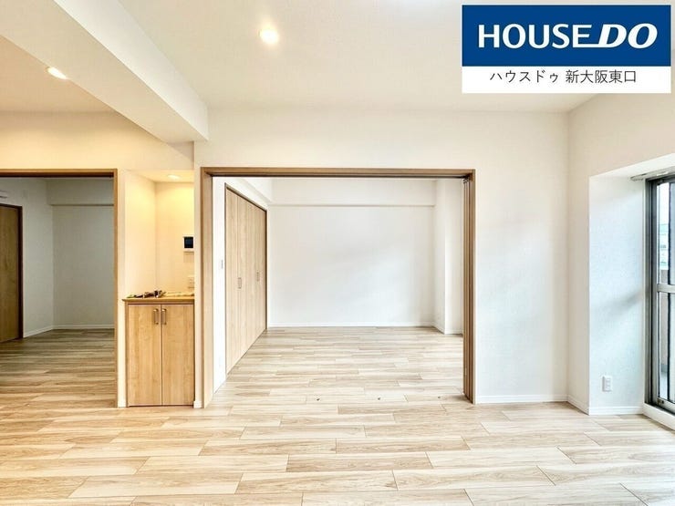 フローリングはしっかりと木目の浮き出るタイプ。落ち着いた雰囲気を演出します。