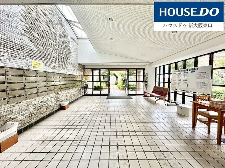 ロビーにはすこし休憩できる椅子などもございます。
左側は抜き抜けで、太陽の光が差し込んでいます。