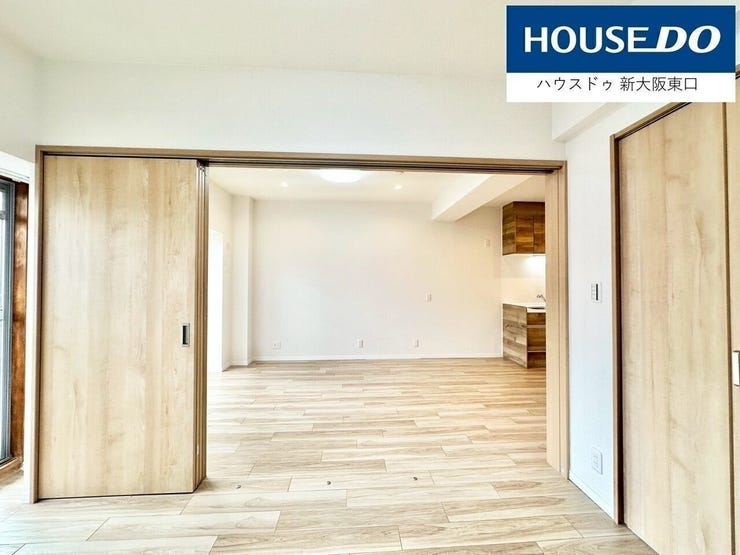 洋室の扉は、上から吊っているスライドタイプ。
とても軽くて使い勝手が良いです。