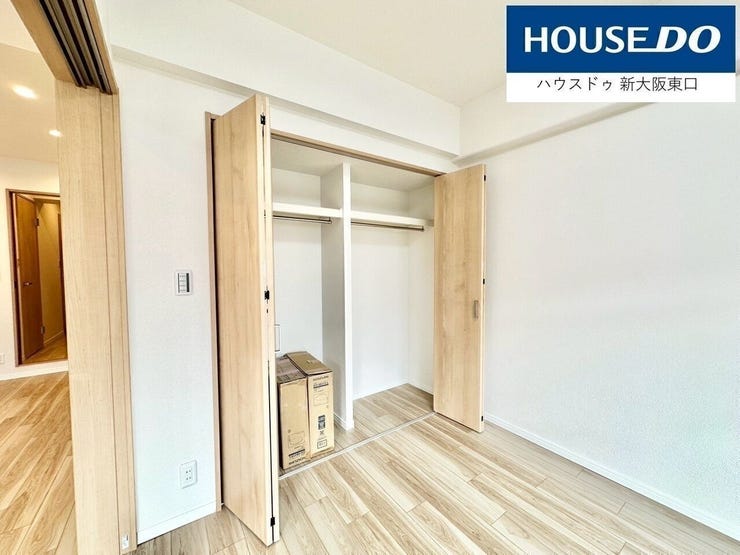 収納は奥行があり、多段棚がそのまま入ります。
すべての居室に収納がございます。